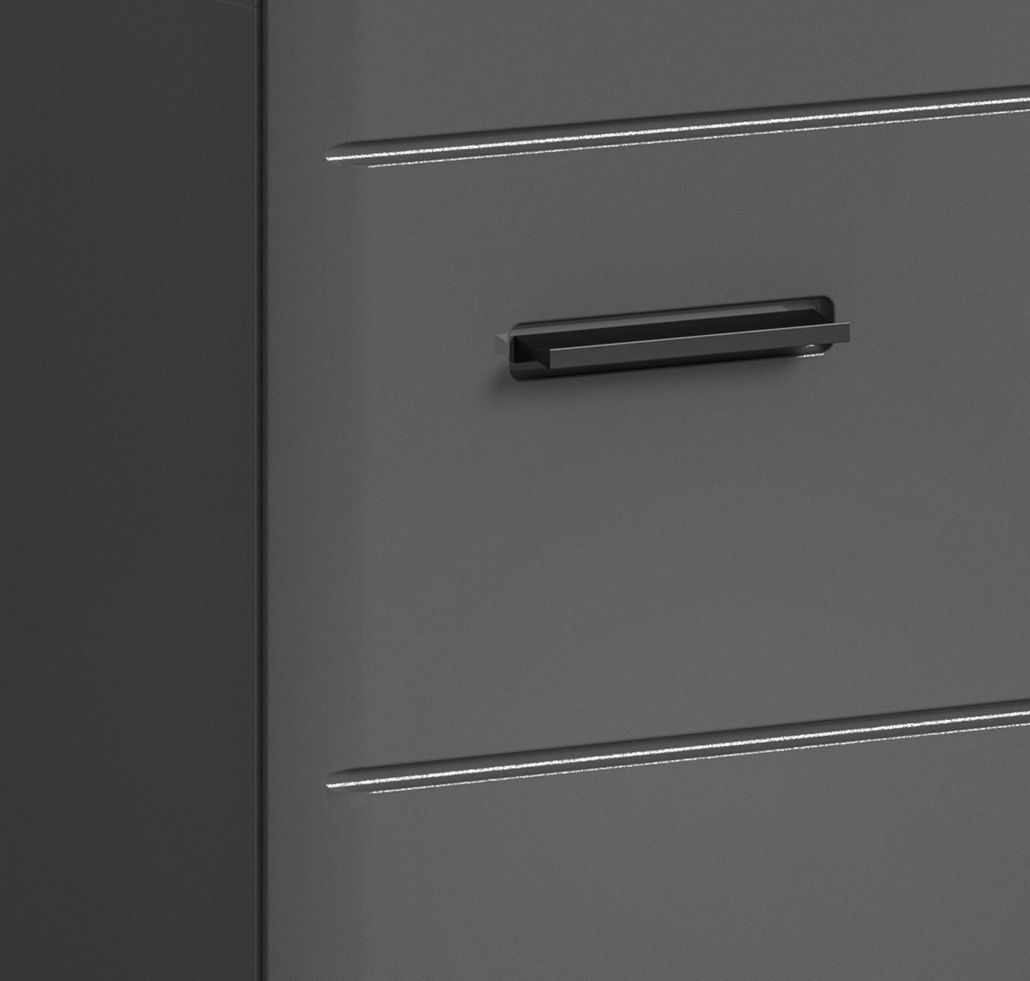 Grau glänzende Front des Waschbeckenunterschranks mit flachem Metallgriff und Kantenoptik