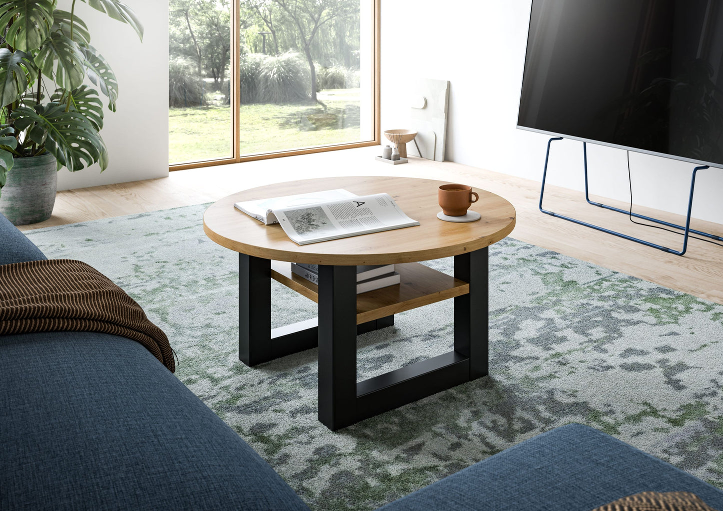 Runder Couchtisch aus Eiche Artisan mit Ablageboden und dunklen Beinen