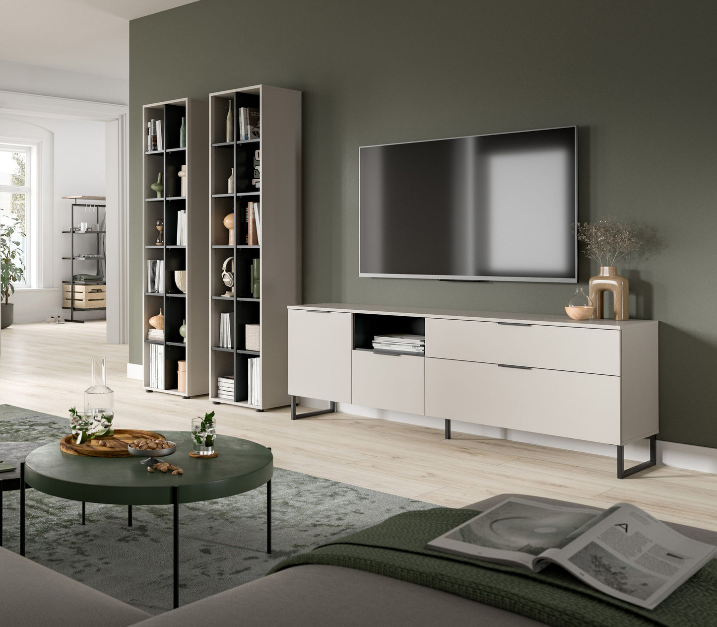 Wohnwandset im Wohnzimmer: zwei Standregale und TV-Lowboard mit Schubfächern, kaschmirfarben