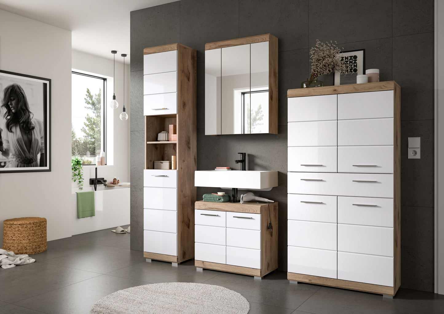 Badezimmerspiegelschrank im Badezimmer: Holz- und Weißfront mit drei Spiegeltüren.