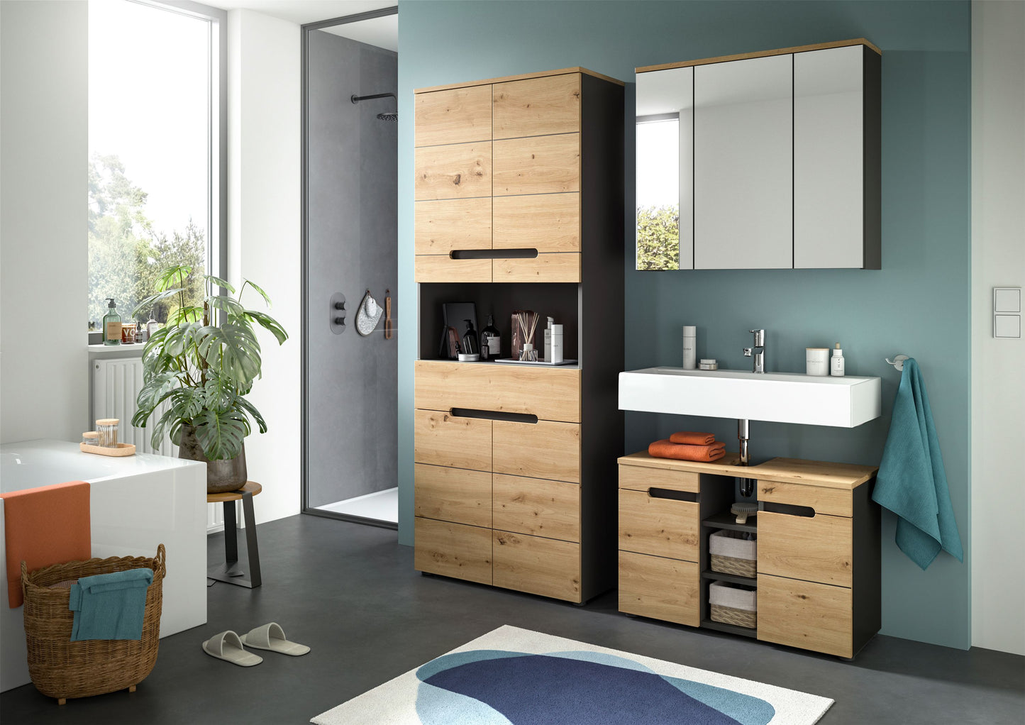 Badezimmerspiegelschrank in Badezimmereinrichtung, 3 Spiegeltüren, Holzoberkante