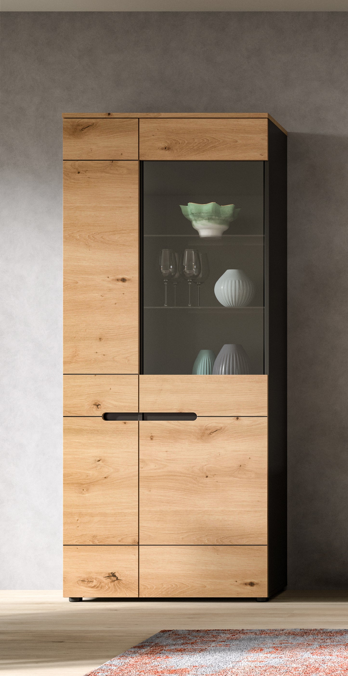 Vitrine-Wohnzimmerschrank in Holzoptik mit Glastür, innen Geschirr und Deko sichtbar, Griffstange