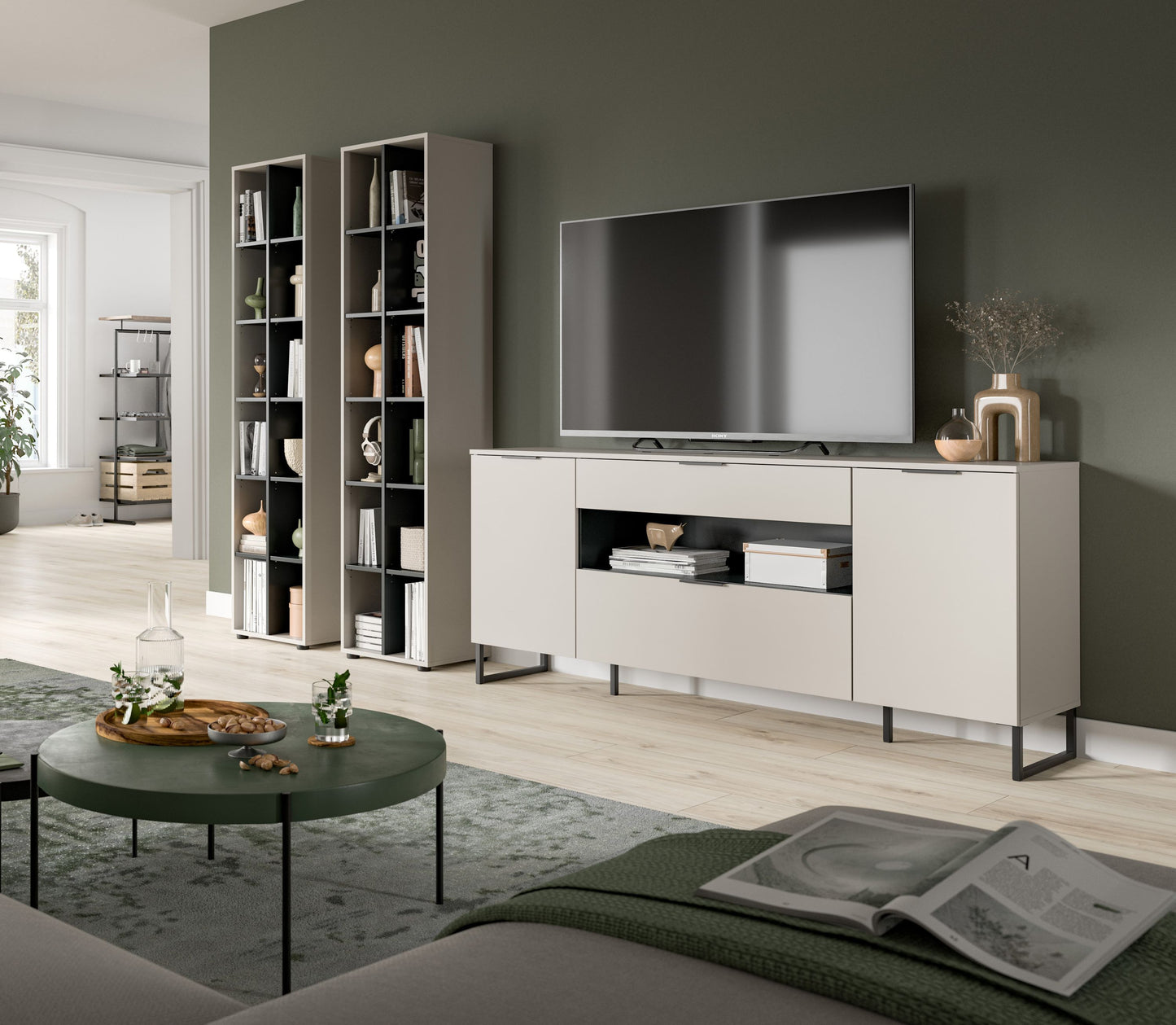 Wohnwand-Set: TV-Kommode mit Schubladen und zwei hohen Regalen, kaschmirfarben.