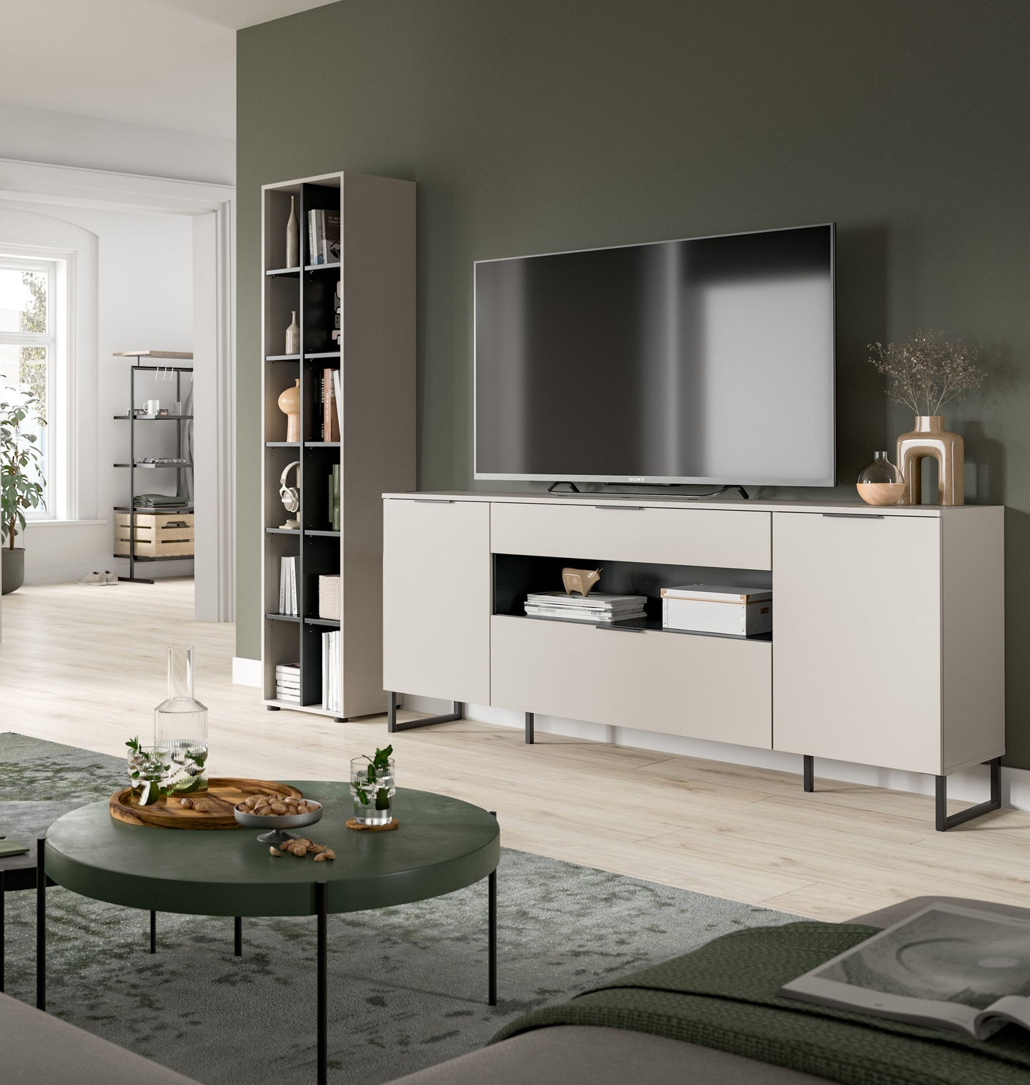 Kaschmirfarbenes Wohnwand-Set: hoher Regalschrank und Sideboard mit offenen Fächern