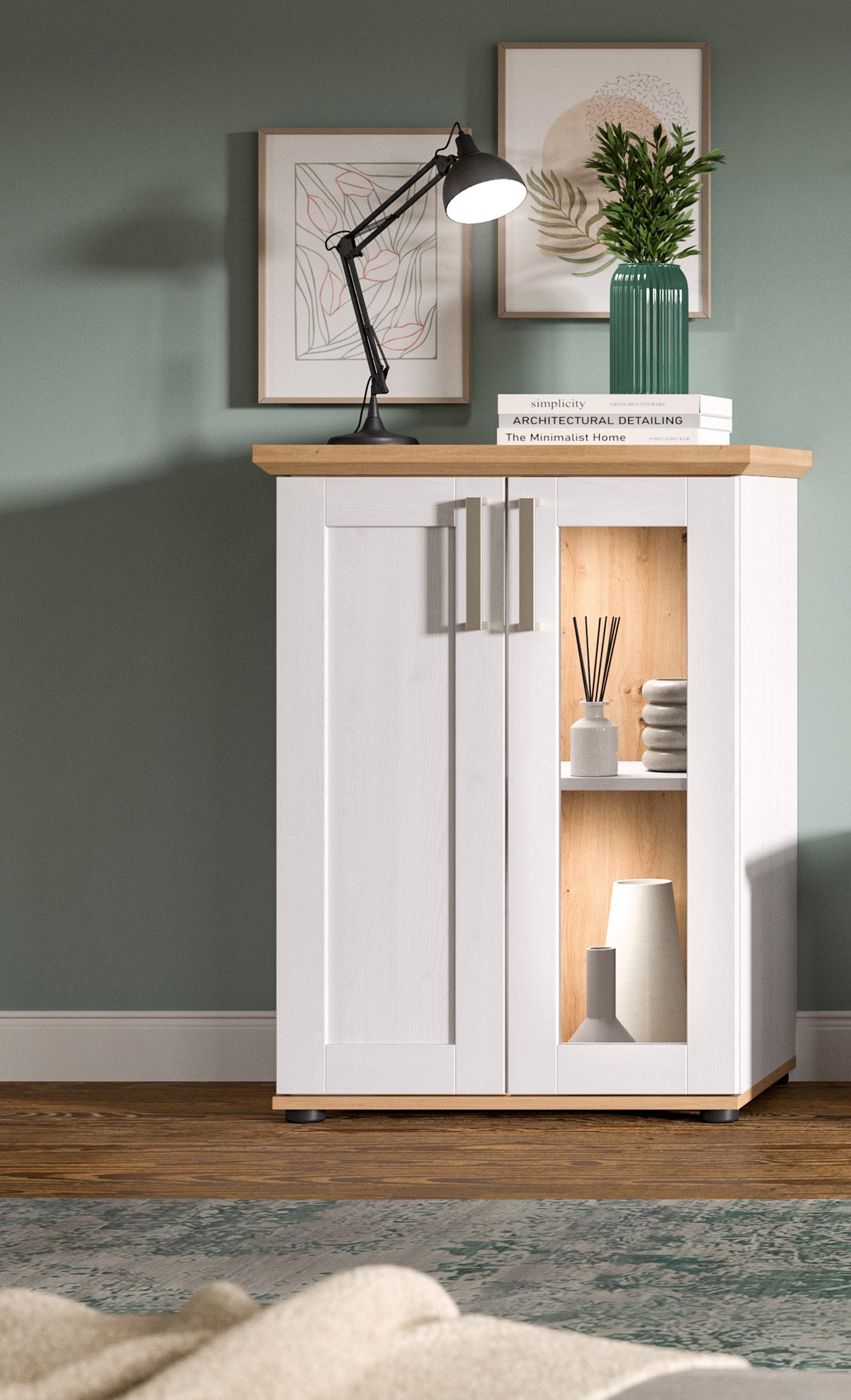 Schrankvitrine im Landhausstil, weiß mit Holzplatte, offene Innenfächer und Türfront