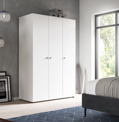 Kleiderschrank mit weißem Korpus, zwei Türen, mittig geteilt und Griffmulden