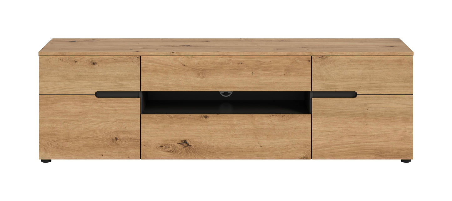TV-Lowboard aus hellem Holz mit breiter Griffstange, Mittelablage und zwei Schranktüren