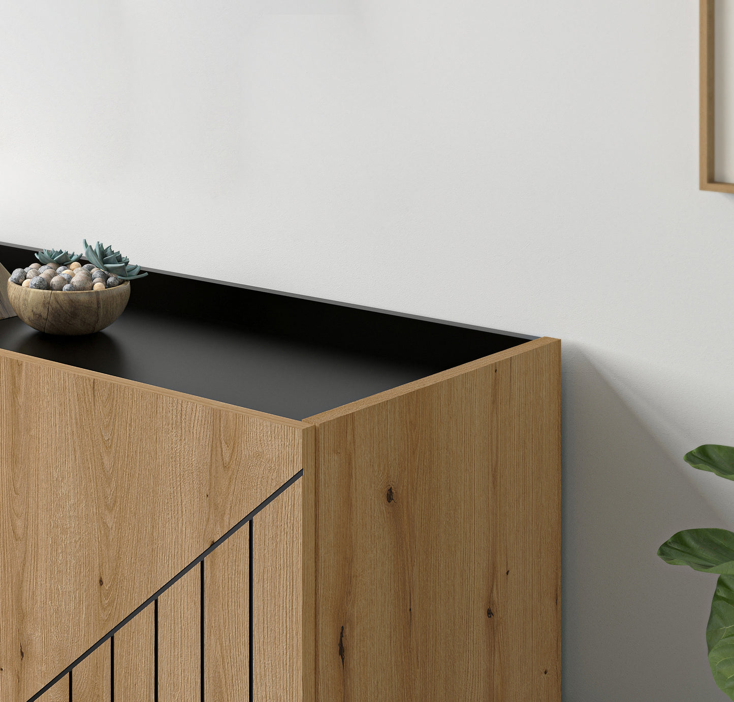Kommodenecke mit Tür, helle Holzoptik, V-Linienfuge und Griffmulde, schwarze Füße