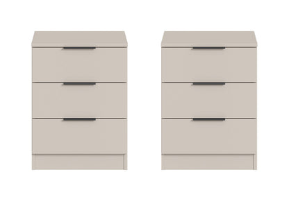 Beige Nachtkommode mit drei Schubladen und Metallgriffen, links und rechts.