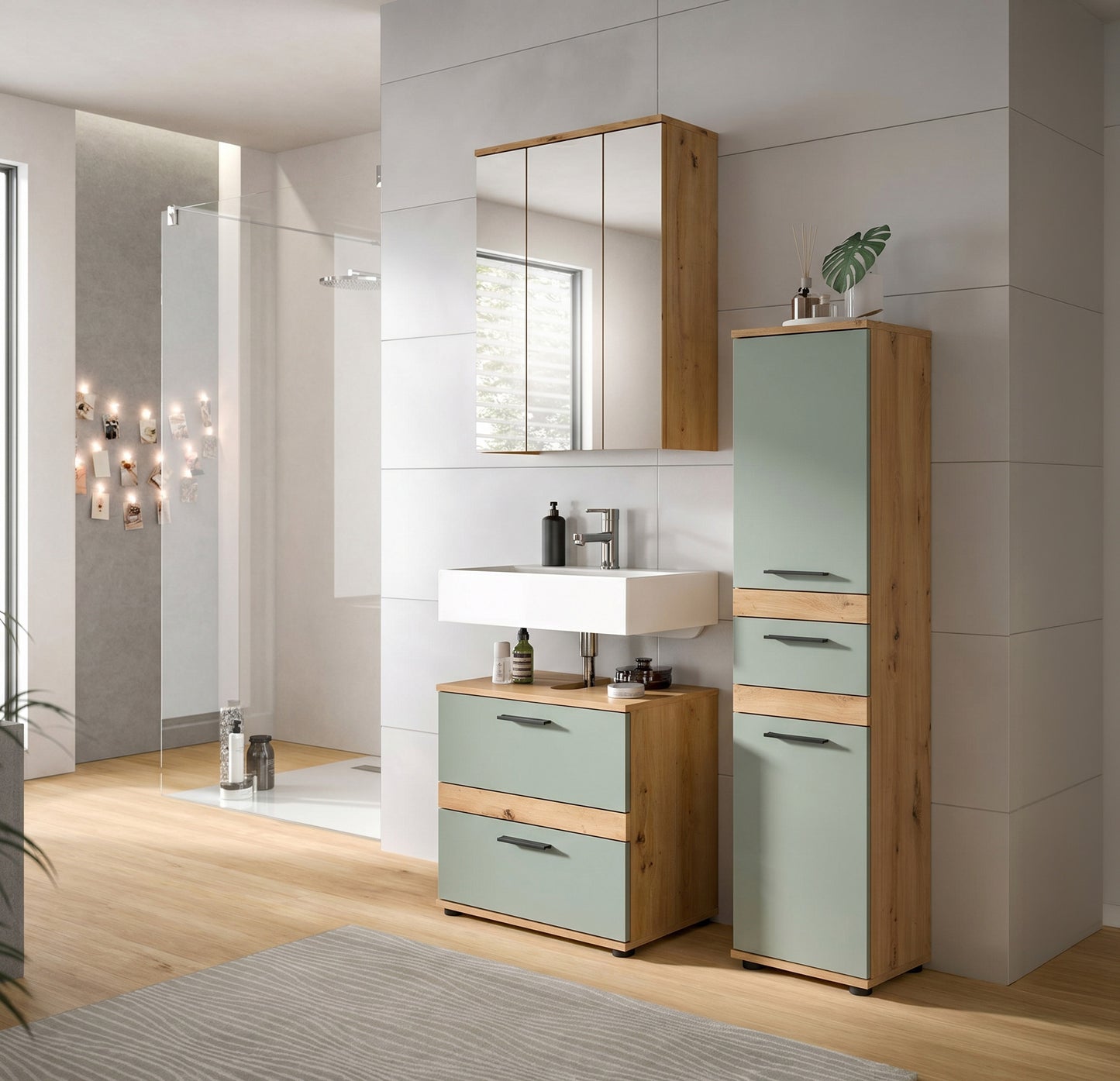 Badmöbel-Set im Bad: Waschtischkommode und Hochschrank mit hellgrünen Fronten im Holzdekor