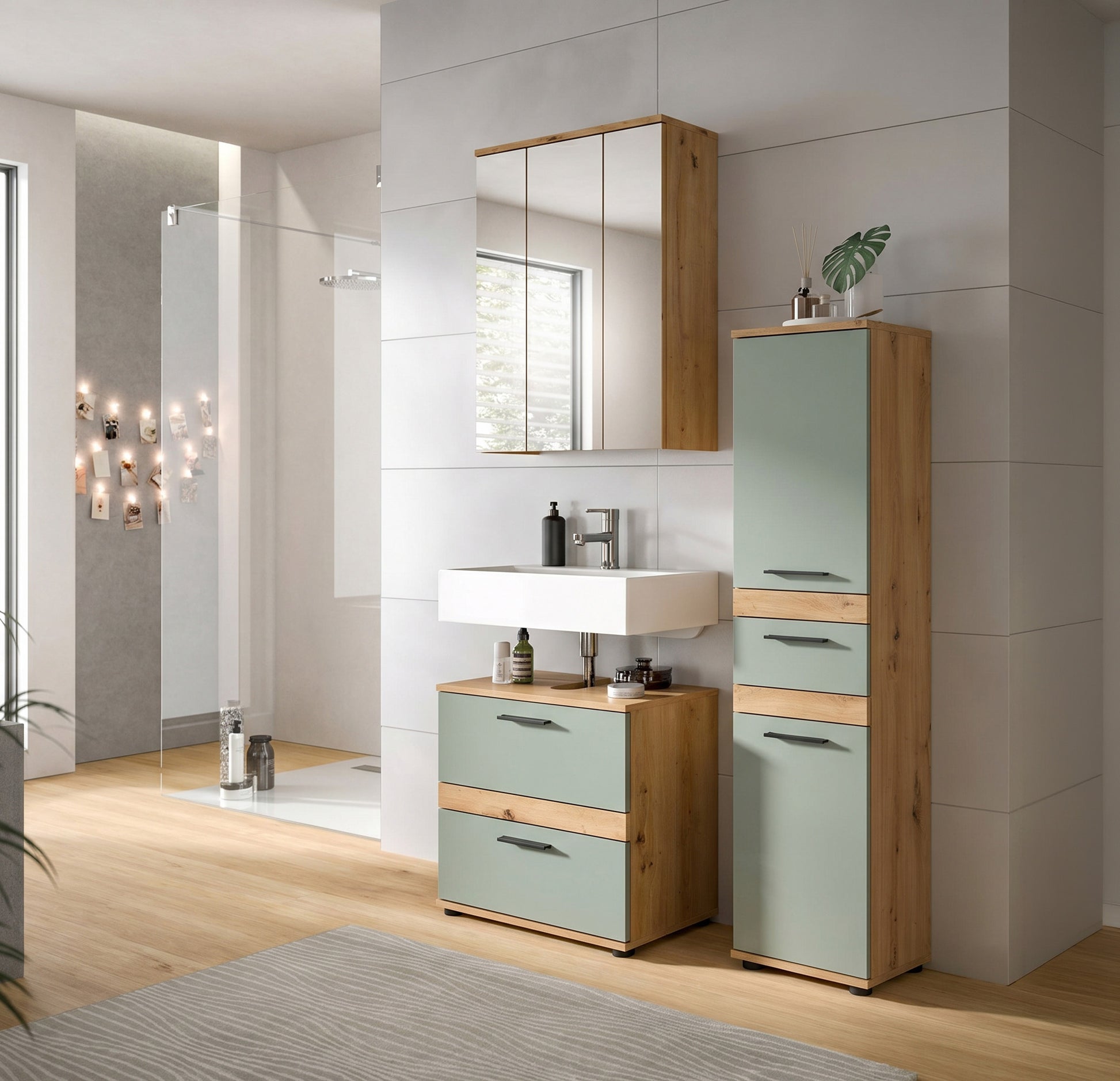 Badmöbel-Set im Bad: Waschtischkommode und Hochschrank mit hellgrünen Fronten im Holzdekor