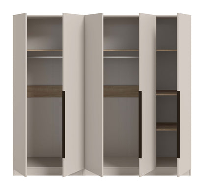 Kleiderschrank in Hellbeige, Türen geöffnet mit sichtbaren Fächern und Einlegeböden