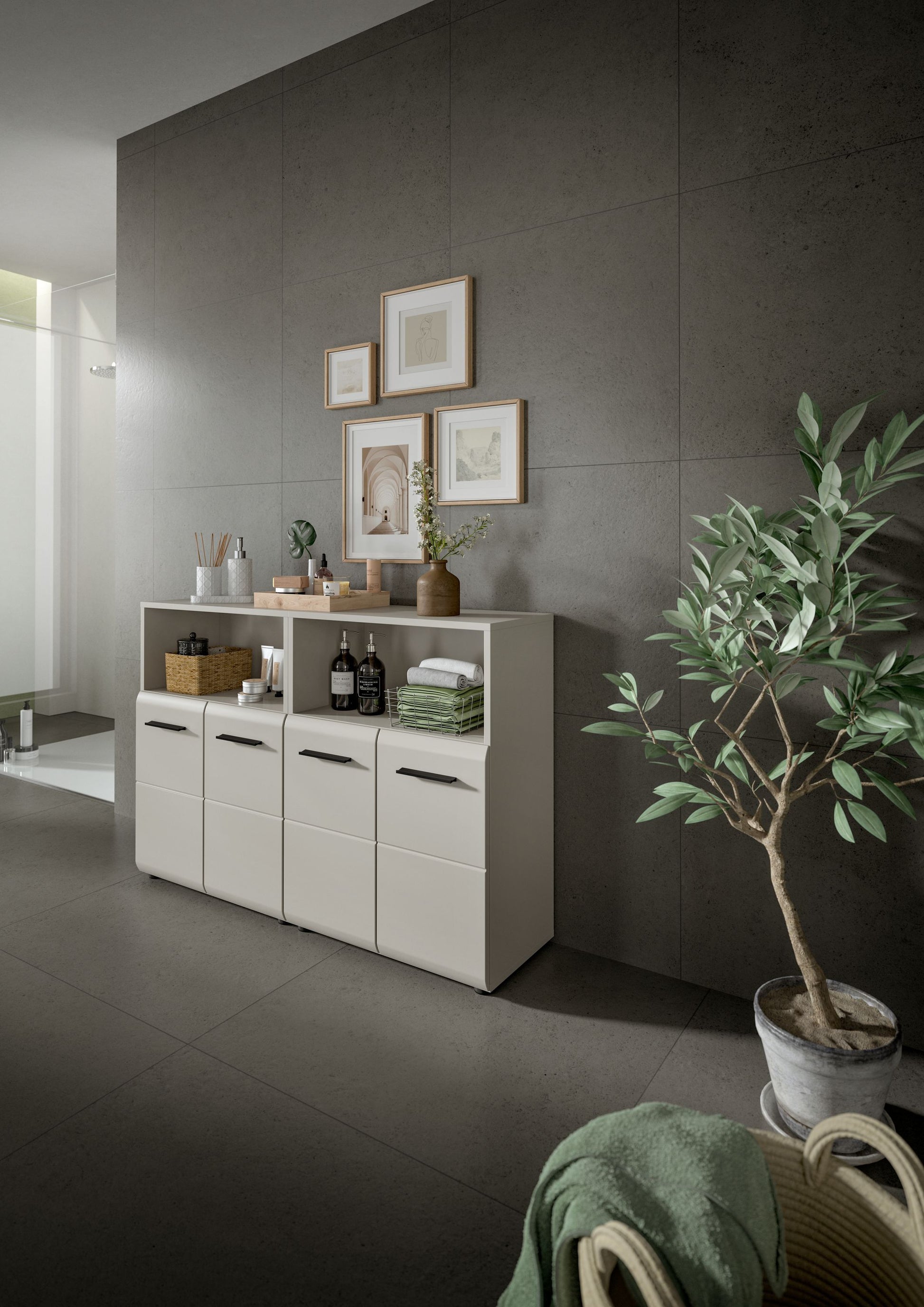 Badmöbelset von Homes & Jones mit hellem Holz und hellgrauen Fronten, offenen Fächern