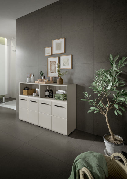 Badmöbelset von Homes & Jones mit hellem Holz und hellgrauen Fronten, offenen Fächern