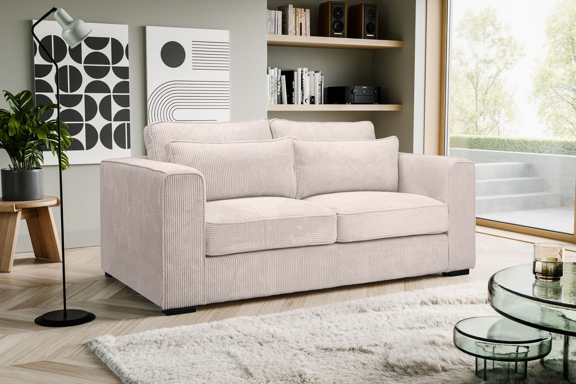 Polstersessel (2,5-Sitzer) aus beigem Cordstoff, seitlicher Frontblick mit Armlehne