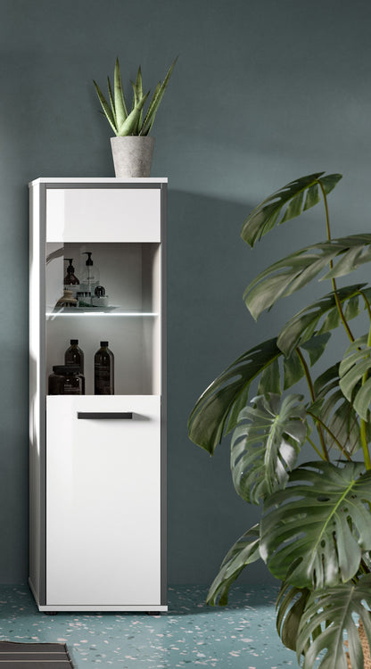 Badkommode mit offenen Regalfächern und LED-Beleuchtung, weiße Tür und Griff