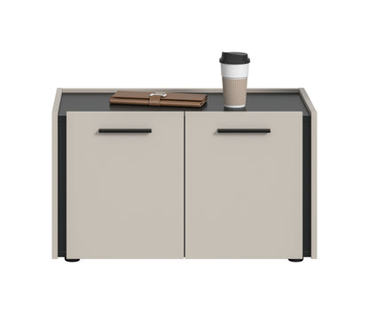 Garderobenschrank mit Sitzbank, cremefarben: zwei Türen, dunkle Oberseite mit Kaffeebecher.