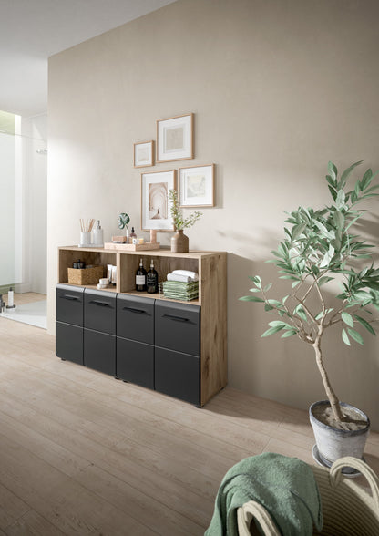 Badmöbelset von Homes & Jones mit hellem Holz und dunkelgrauen Schubladen sowie Türen