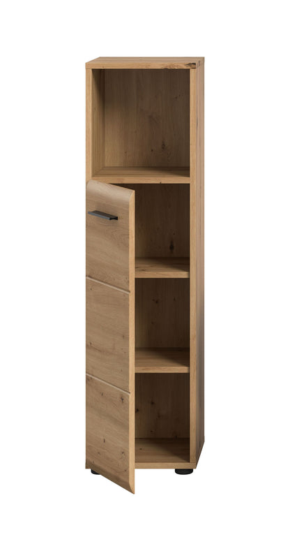 Schmaler Badezimmerschrank aus hellem Holz mit mehreren offenen Fächern und seitlichem Griff