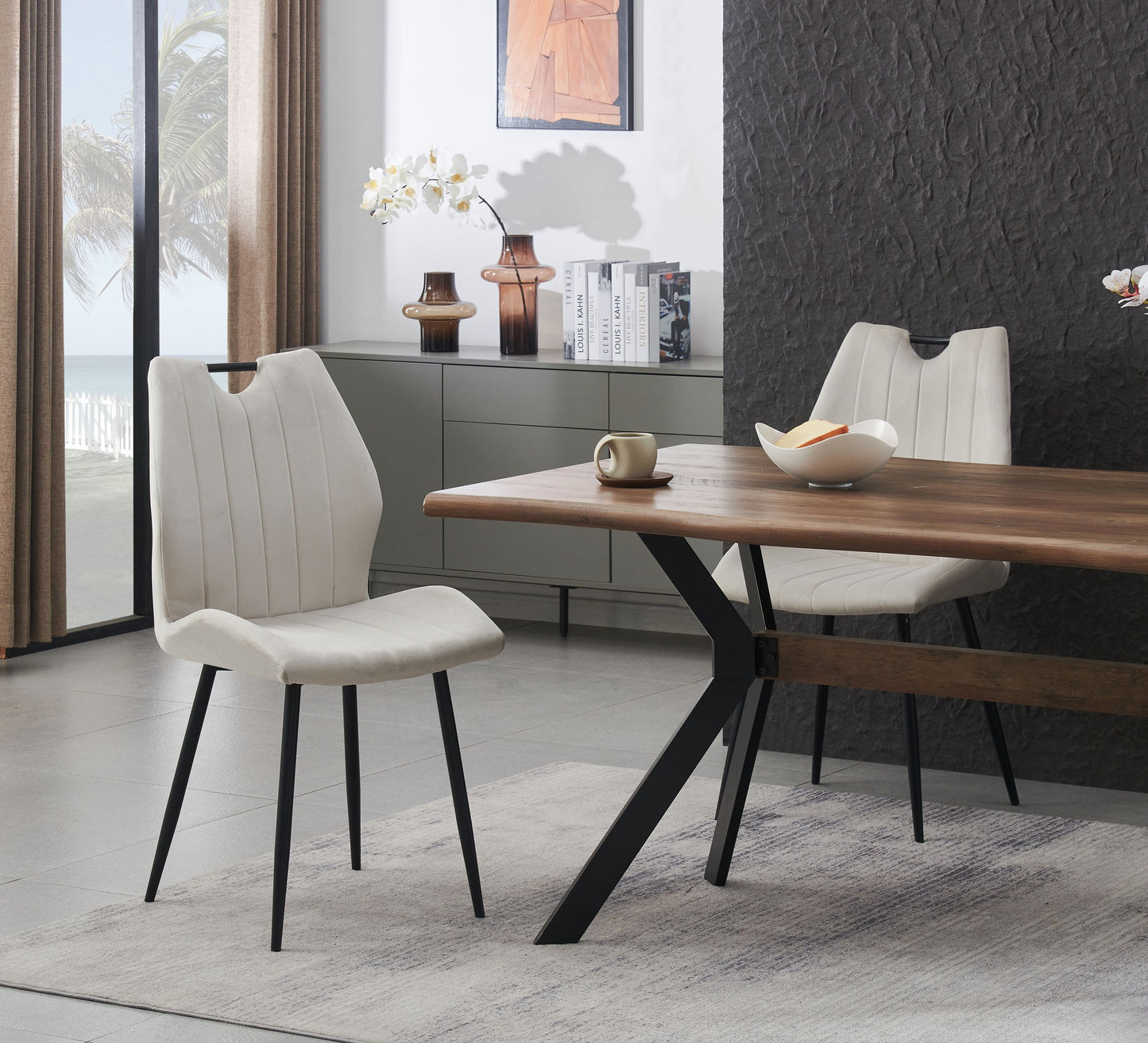 Polsterstuhl für Esszimmer, cremefarbene Sitzfläche und Rückenlehne, schwarze Metallbeine
