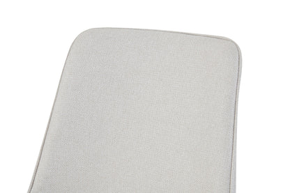 Gepolsterte Rückenlehne eines Esszimmerstuhls in Creme, rund und abgerundet