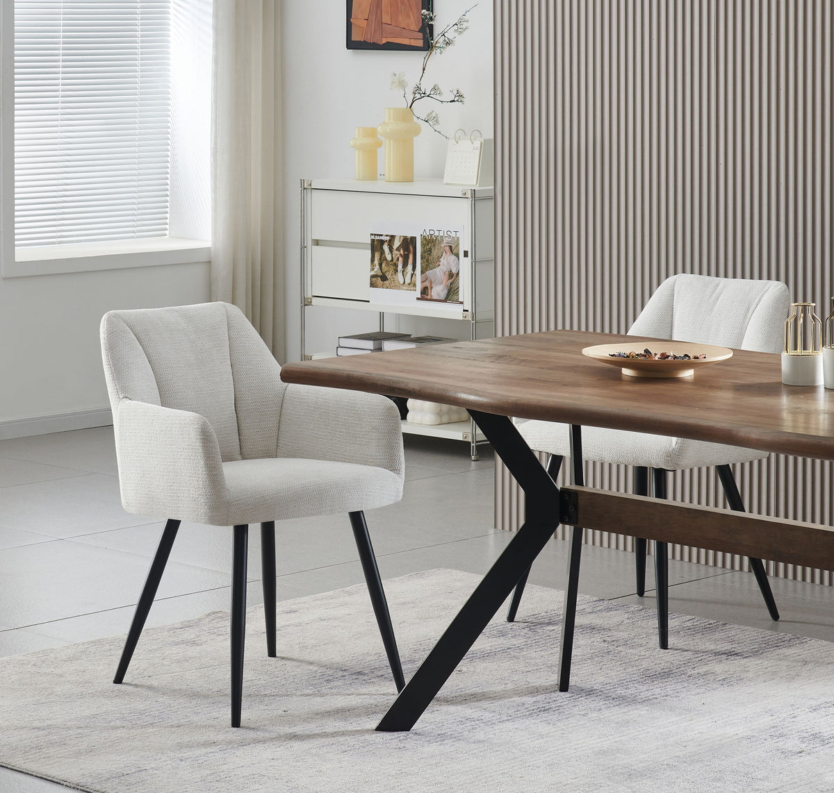 Homes & Jones Esszimmerstuhl mit Armlehnen, Stoffbezug Creme, auf schwarzem Gestell