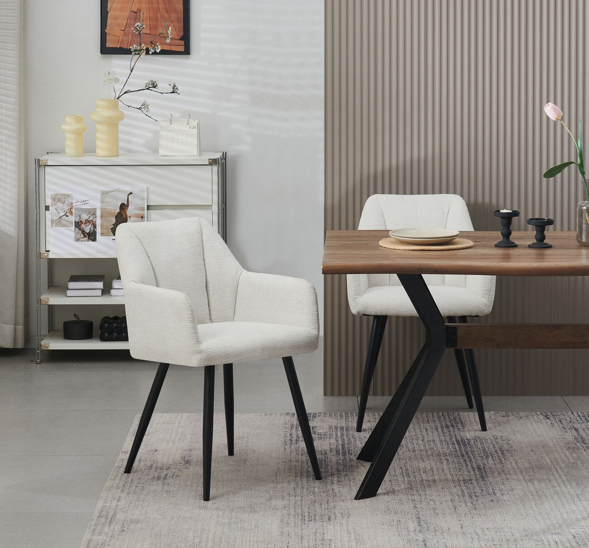 Homes & Jones Esszimmerstuhl mit Armlehnen, Stoffbezug Creme und schwarzem Gestell