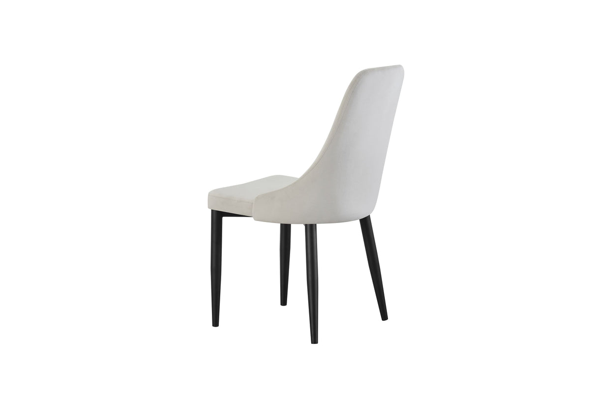 Esszimmerstuhl mit cremefarbenem Stoffbezug, schräg von vorn, gepolsterter Sitz, schwarze Beine