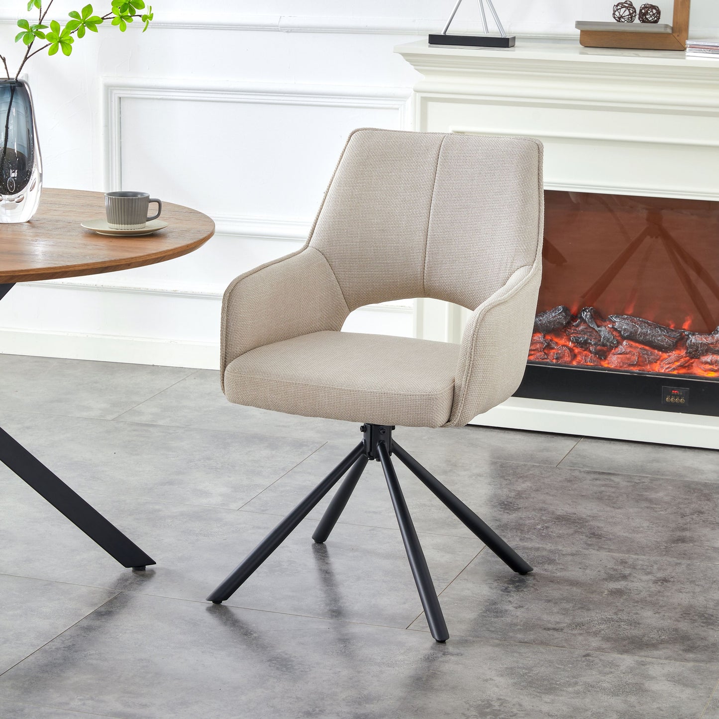 Cremefarbener Polsterstuhl mit Armlehnen und schwarzem, drehbarem Sternfuß