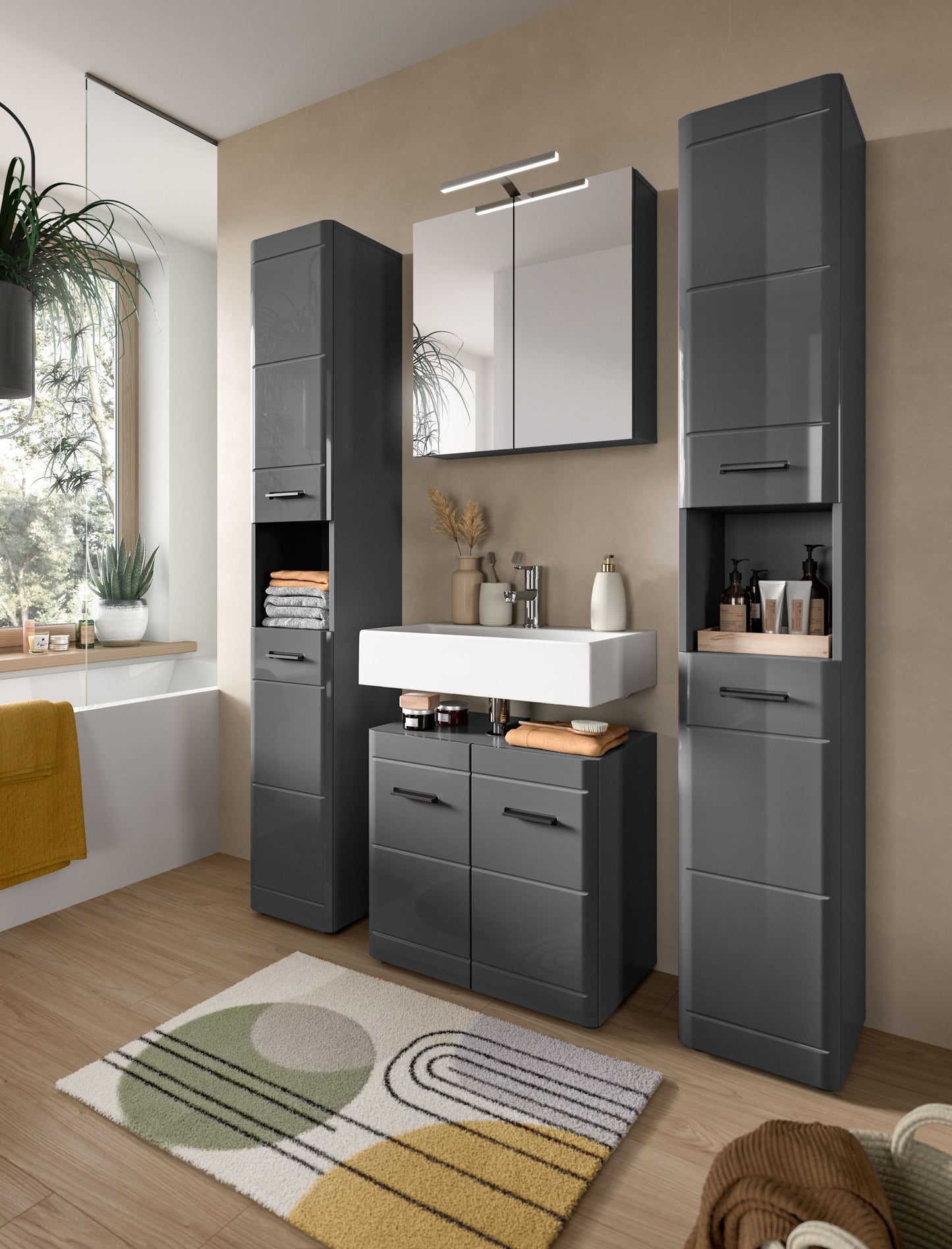 Badmöbel-Set in Grau mit Hochglanzfronten: Spiegelschrank, Unterschrank, hoher Hochschrank