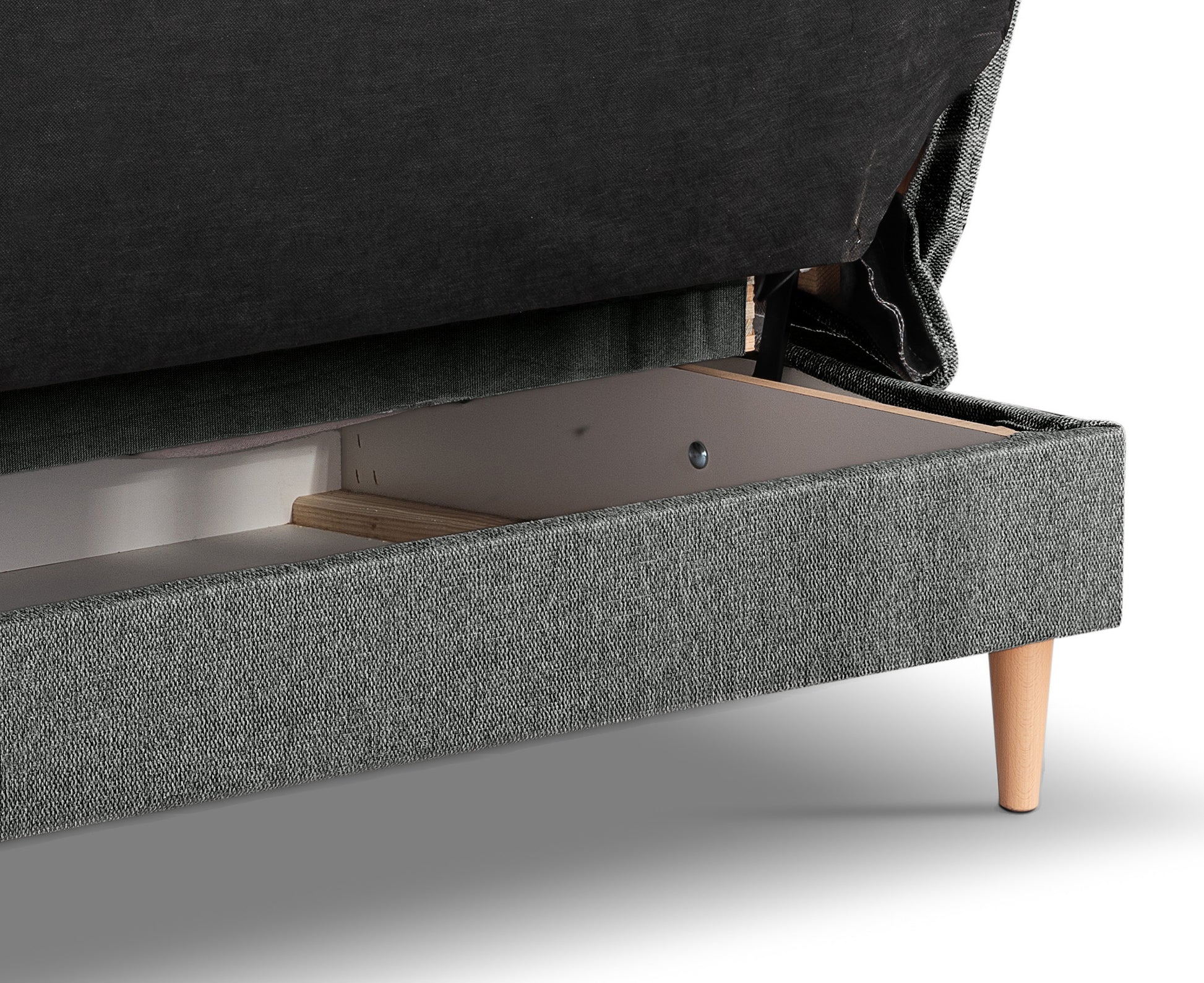 Schlafsofa mit Schlaffunktion, geöffnete Liegefläche, grauer Stoff, Holzfüße sichtbar