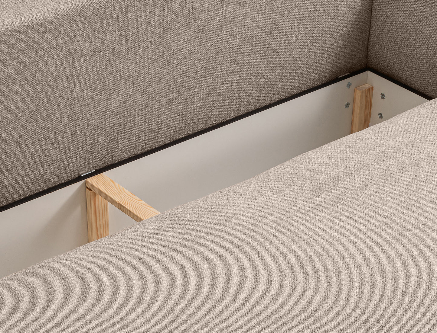 Schlafsofa mit ausgerollter Schlaffläche, olivgrüner Polsterung und sichtbarem Lattenrost