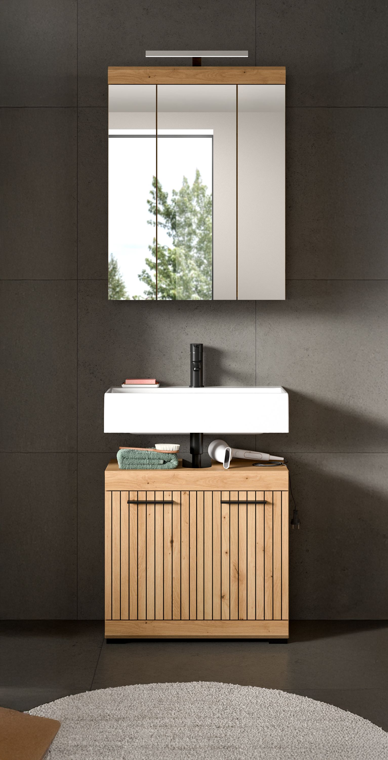 Badezimmerset an der Wand: beleuchteter Spiegelschrank und Holz-Waschtisch