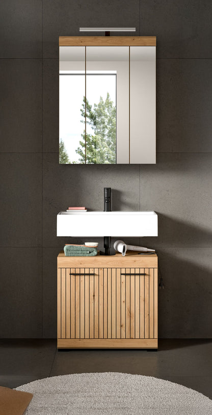 Badezimmerset an der Wand: beleuchteter Spiegelschrank und Holz-Waschtisch