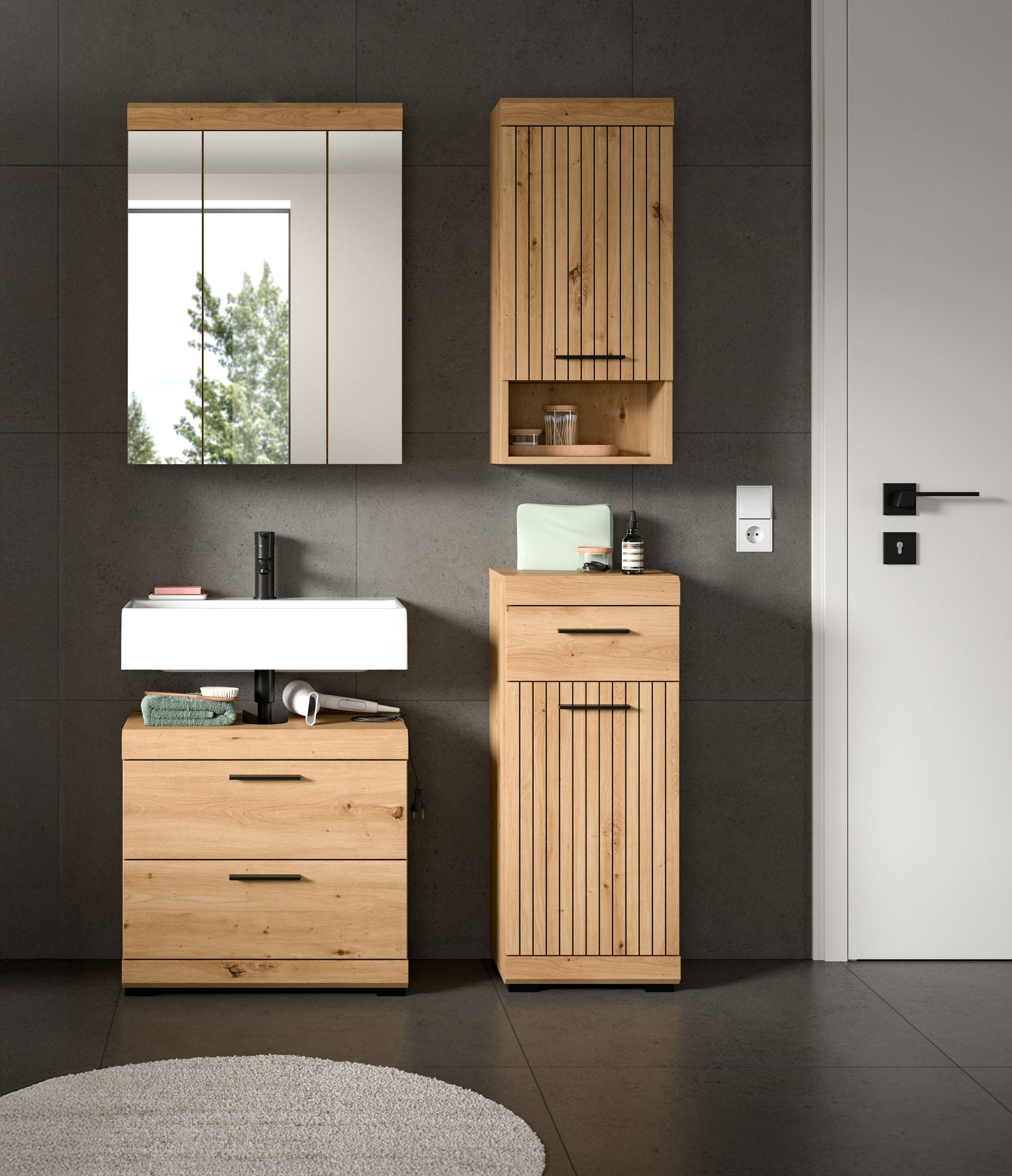 Badezimmerset mit Spiegelschrank, Waschtisch und Hochschrank; Holzoptik, weiße Fronten