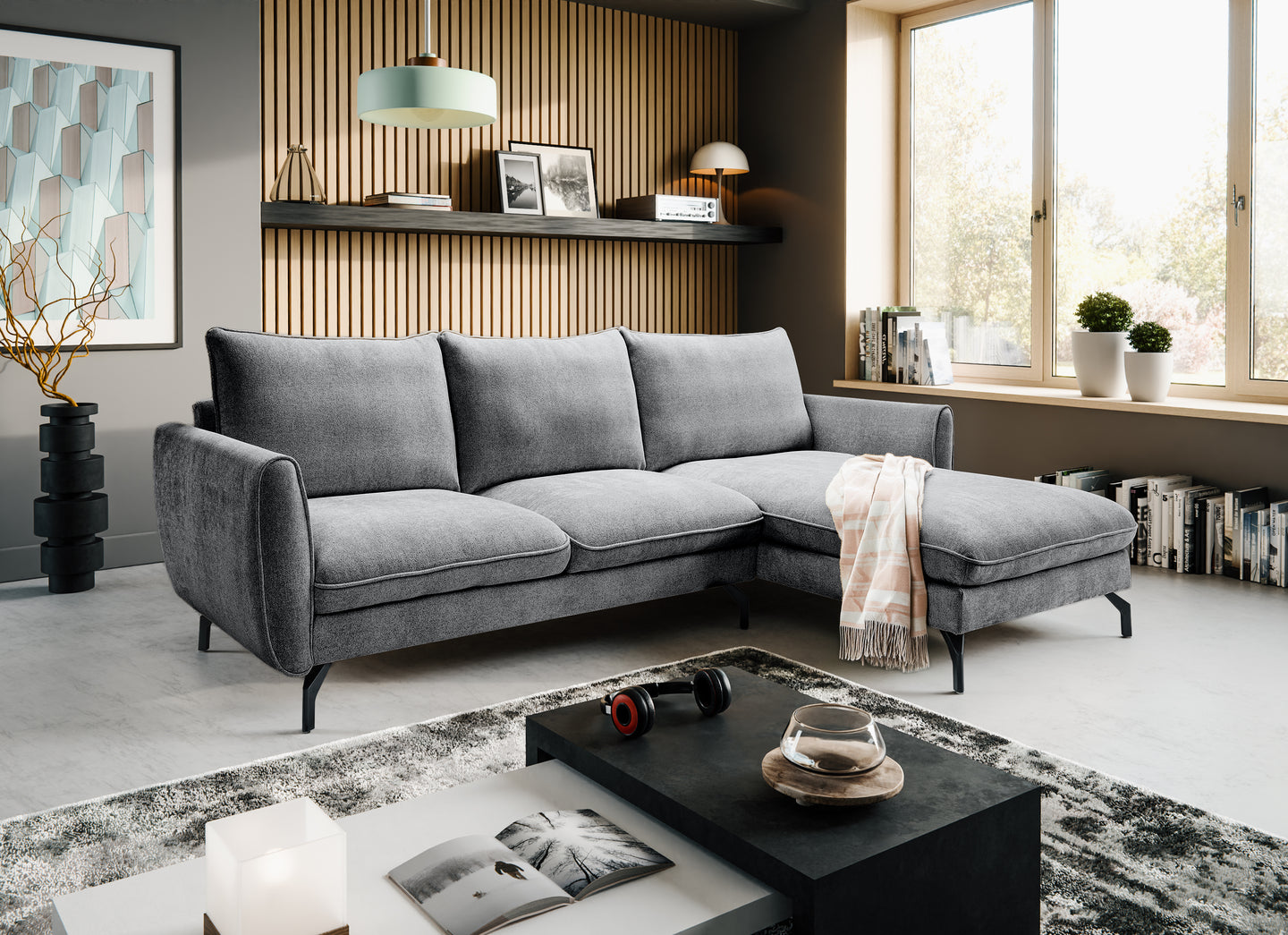 Millieubild eines grauen Ecksofas 