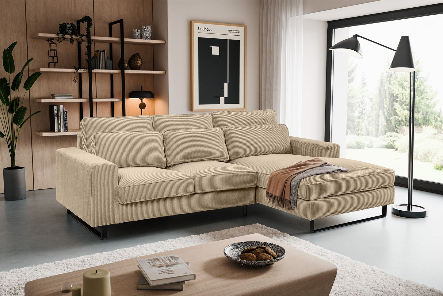 Ecksofa mit Recamiere in beigem Stoff, offene Eckform, mehrere Rückenkissen
