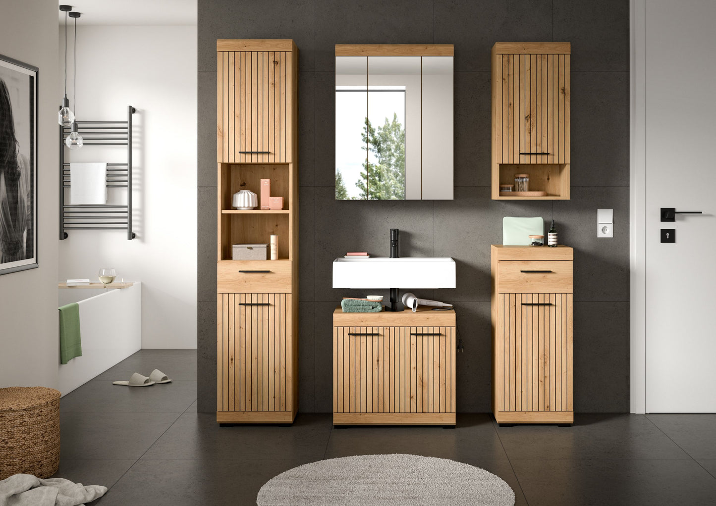 Badezimmerset mit Spiegelschrank, Waschtisch und Hochschränken in Holzoptik