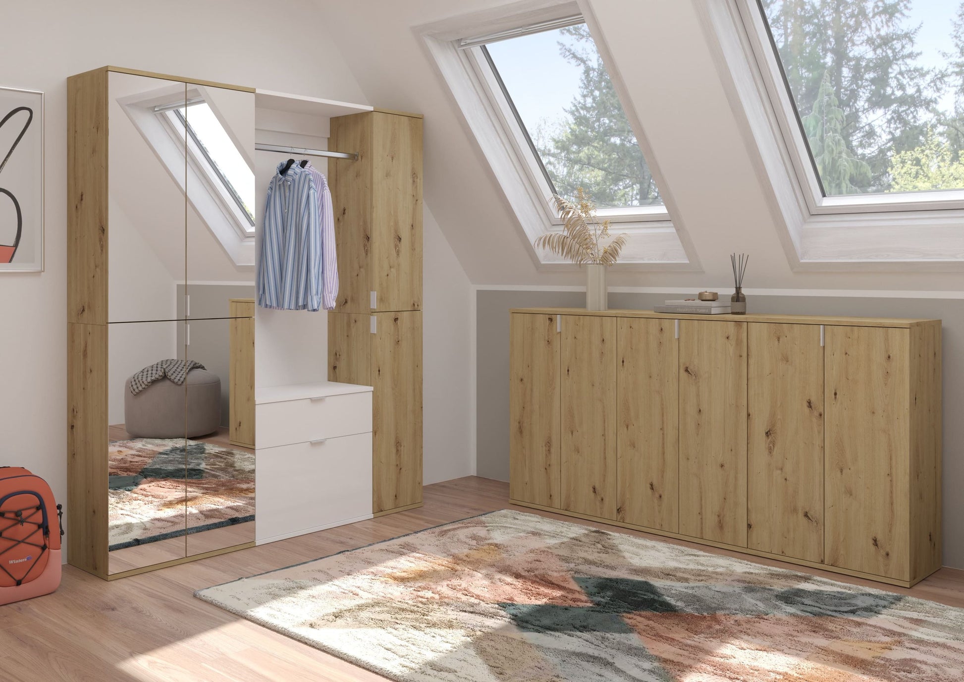 Garderobenschrank im Dachgeschoss mit Kleiderbereich und Schubladen, helles Holz
