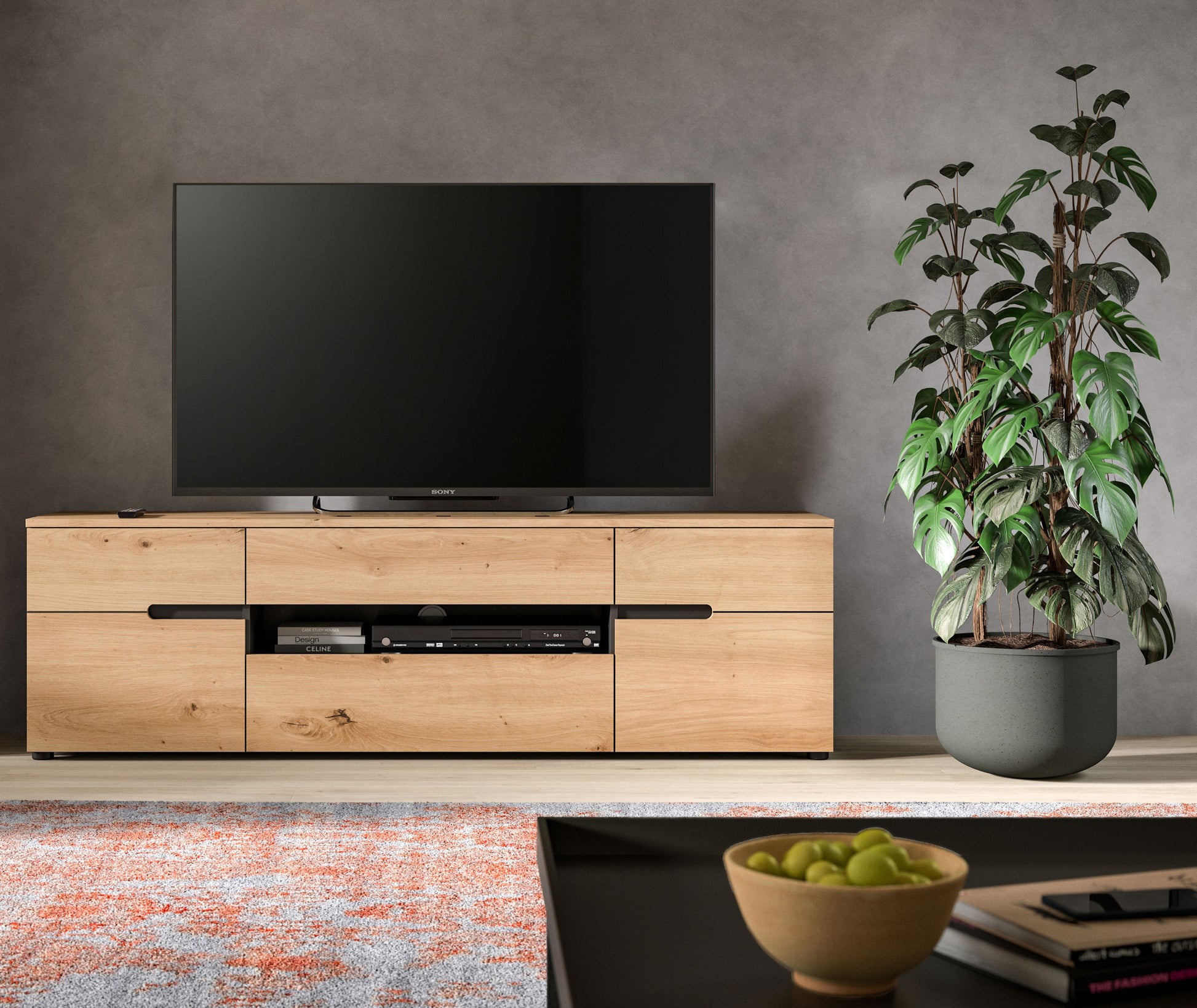 TV-Lowboard aus hellem Holz mit Griffstange, zwei Klappen und Mittelbereich für Technik