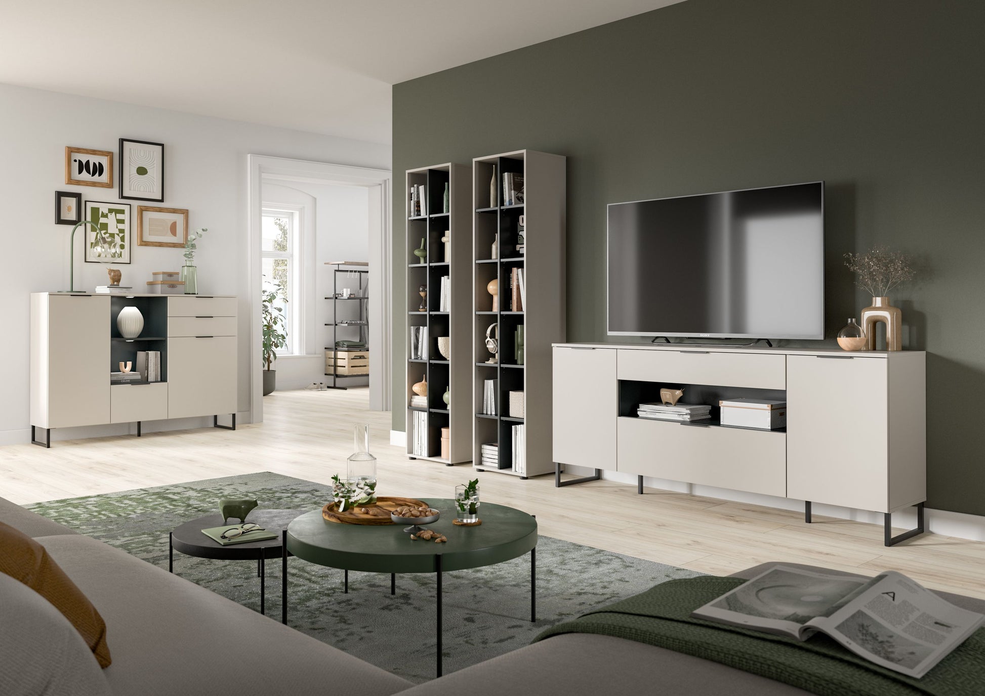 Wohnwand-Set von Homes & Jones: TV-Kommode mit Schubladen, zwei hohe Regale, kaschmirfarben.