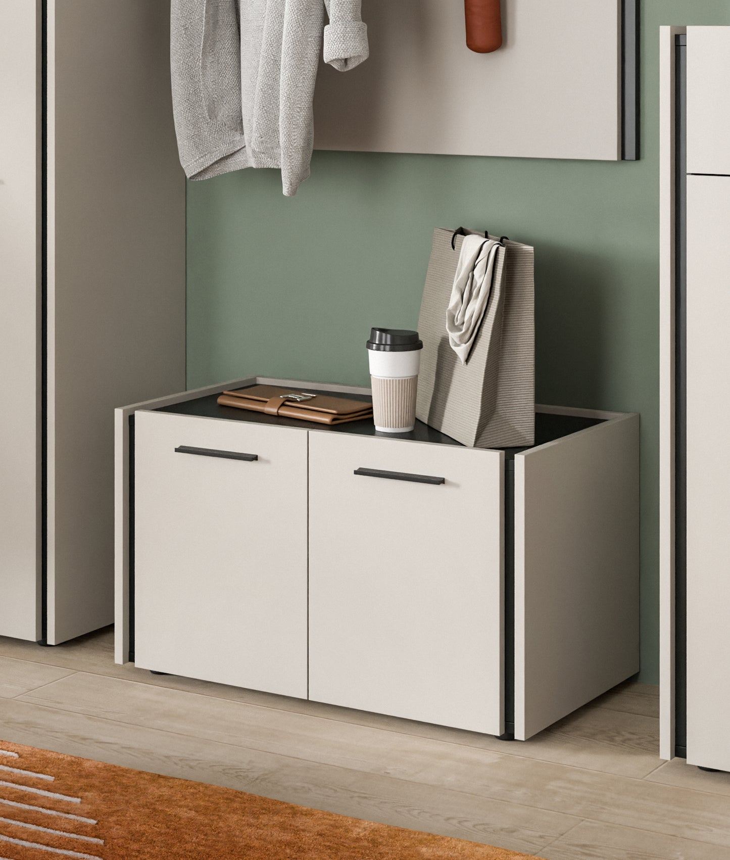 Garderobenschrank mit Sitzbank: cremefarbene Front, offene Innenfächer mit Kaffeebecher und Handtüchern.