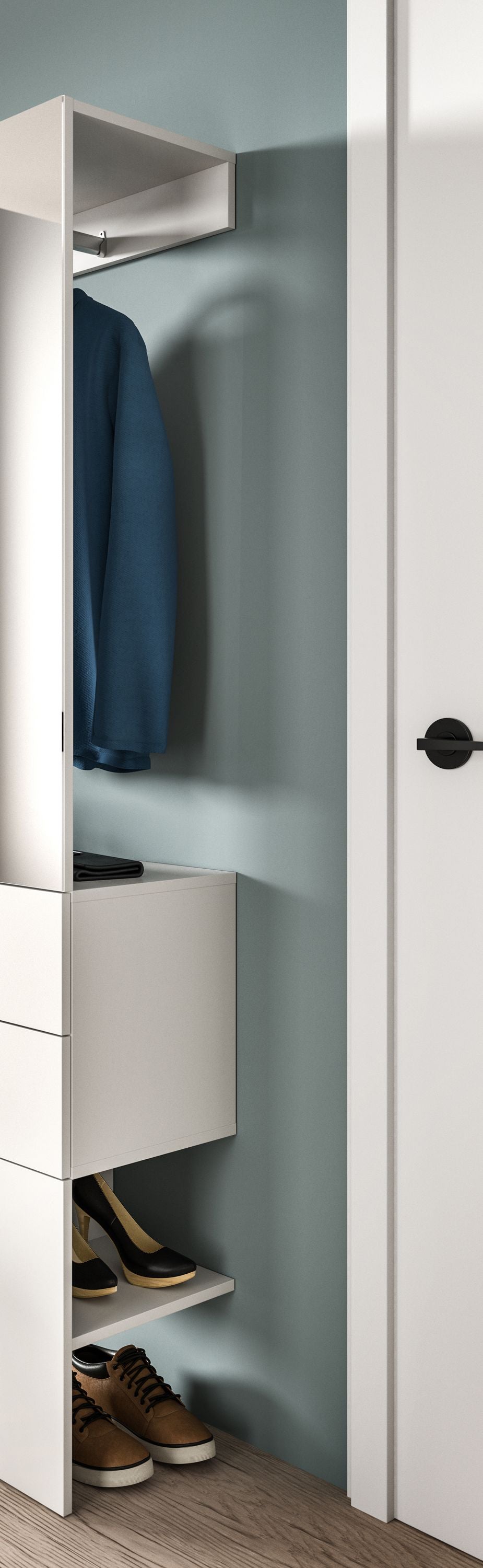 Kompaktgarderobe innen: Stange mit Jacke, Fächer und Schuhablage in Weiß