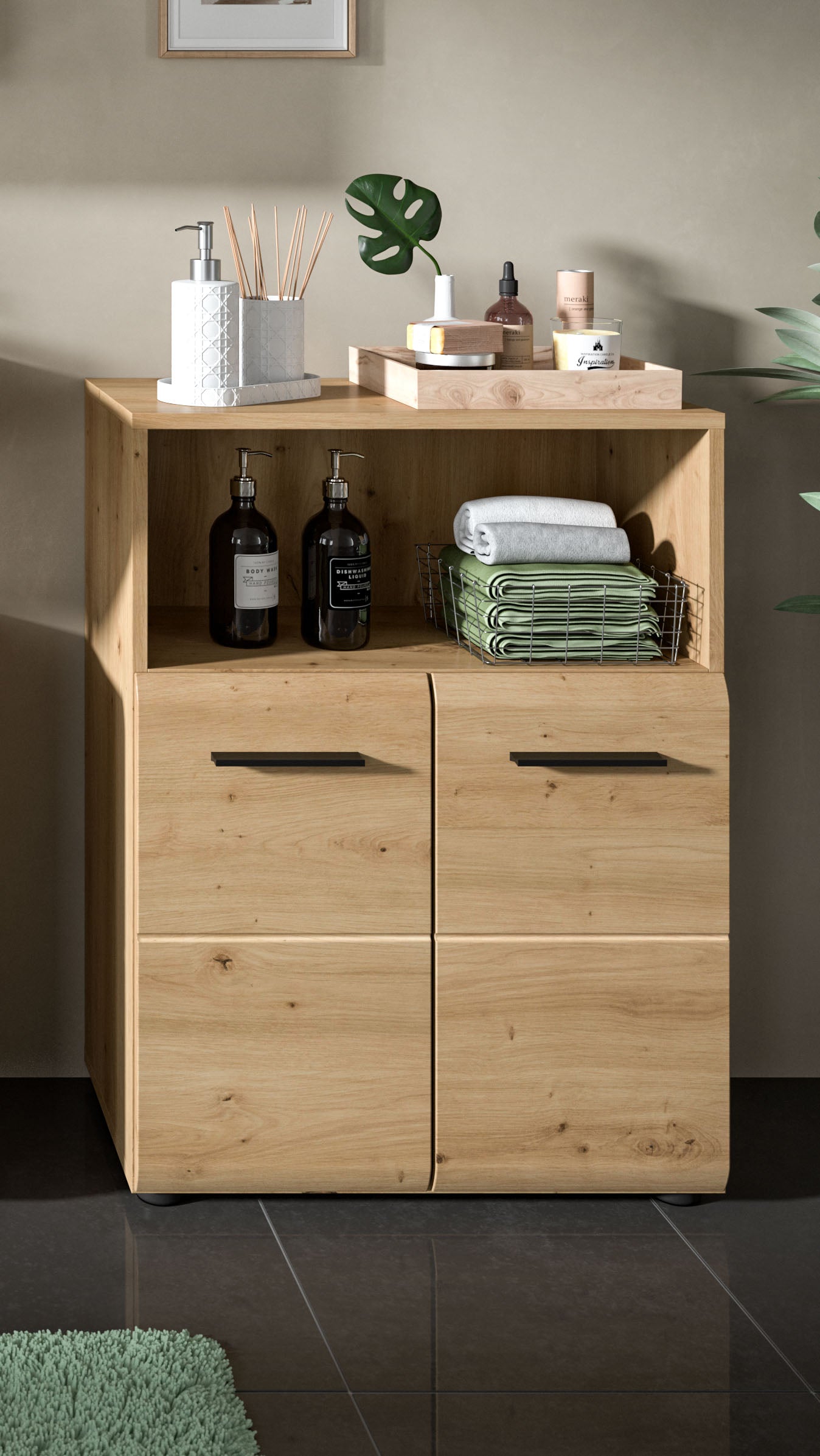 Badezimmerschrank mit Holzoptik, offene Ablage mit Flaschen, 2 Türen und 2 Schubladen