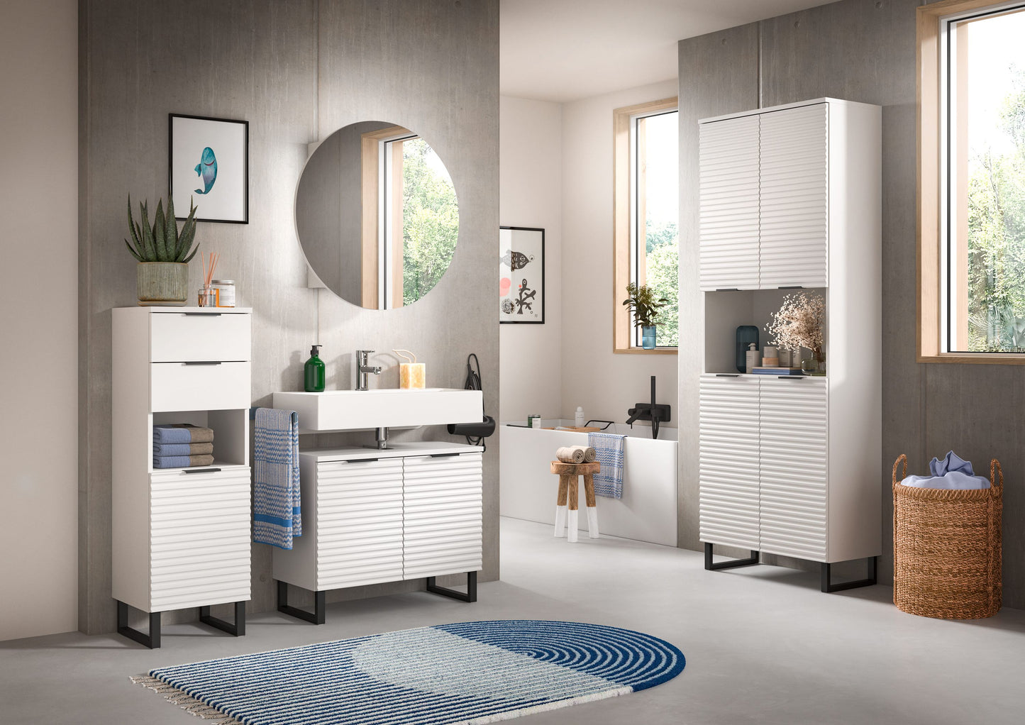 Badschrank mit Lamellentür, weiß, auf Standfüßen; Schrankfront mit eingelassenem Griff