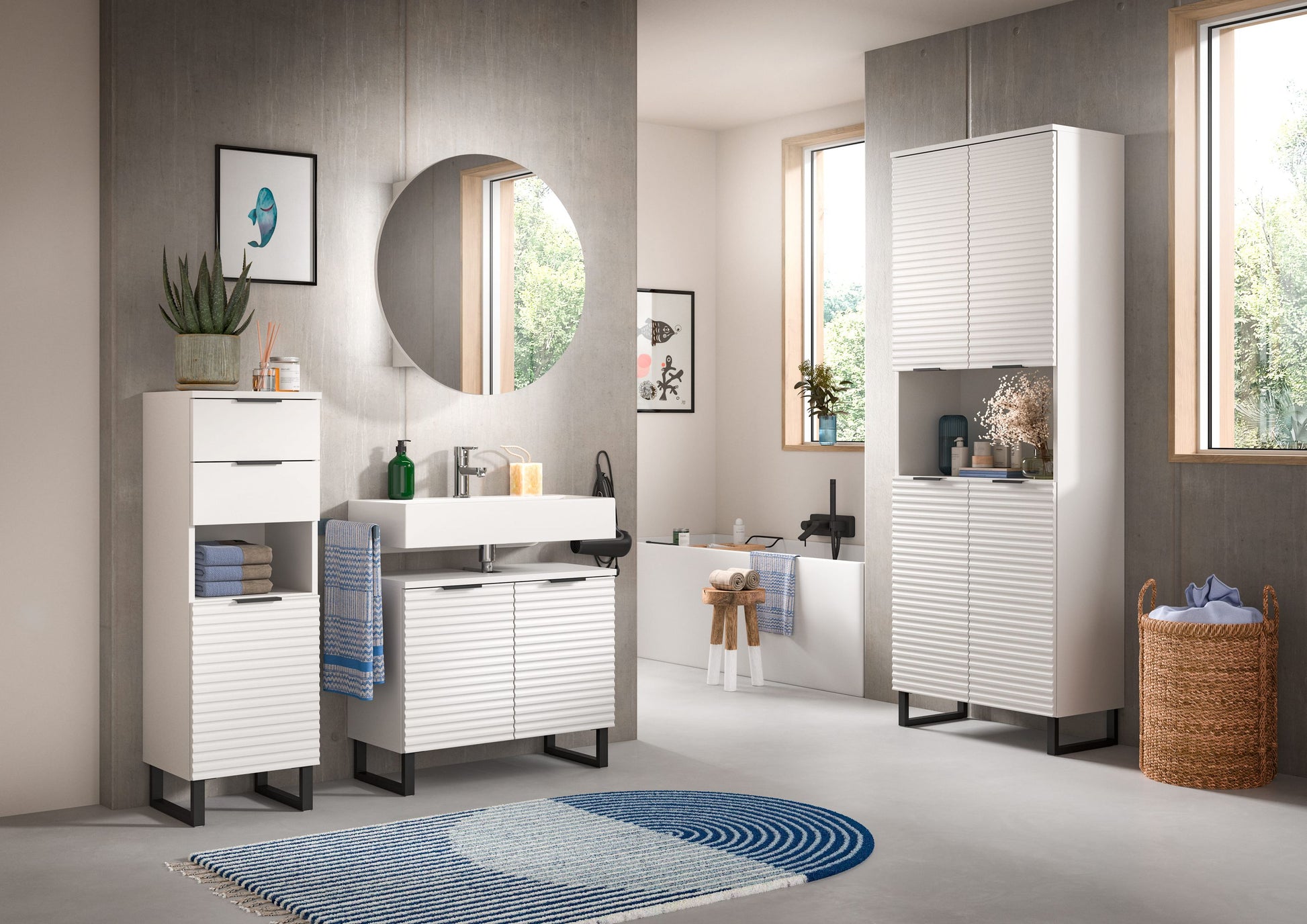 Badschrank mit Lamellentür, weiß, auf Standfüßen; Schrankfront mit eingelassenem Griff