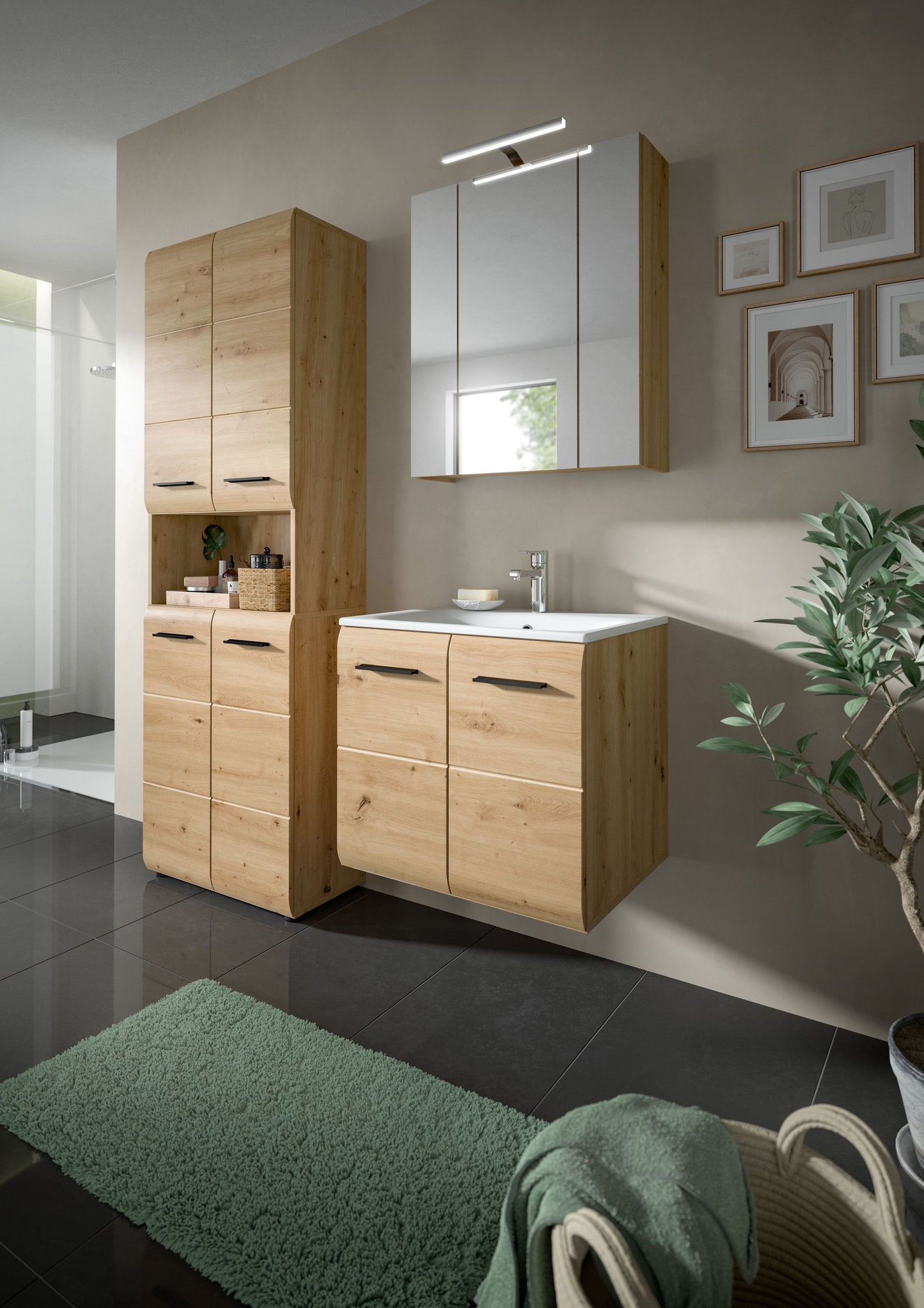 Badezimmermöbel-Set aus hellem Holz: hoher Schrank, Spiegelschrank und Waschtisch
