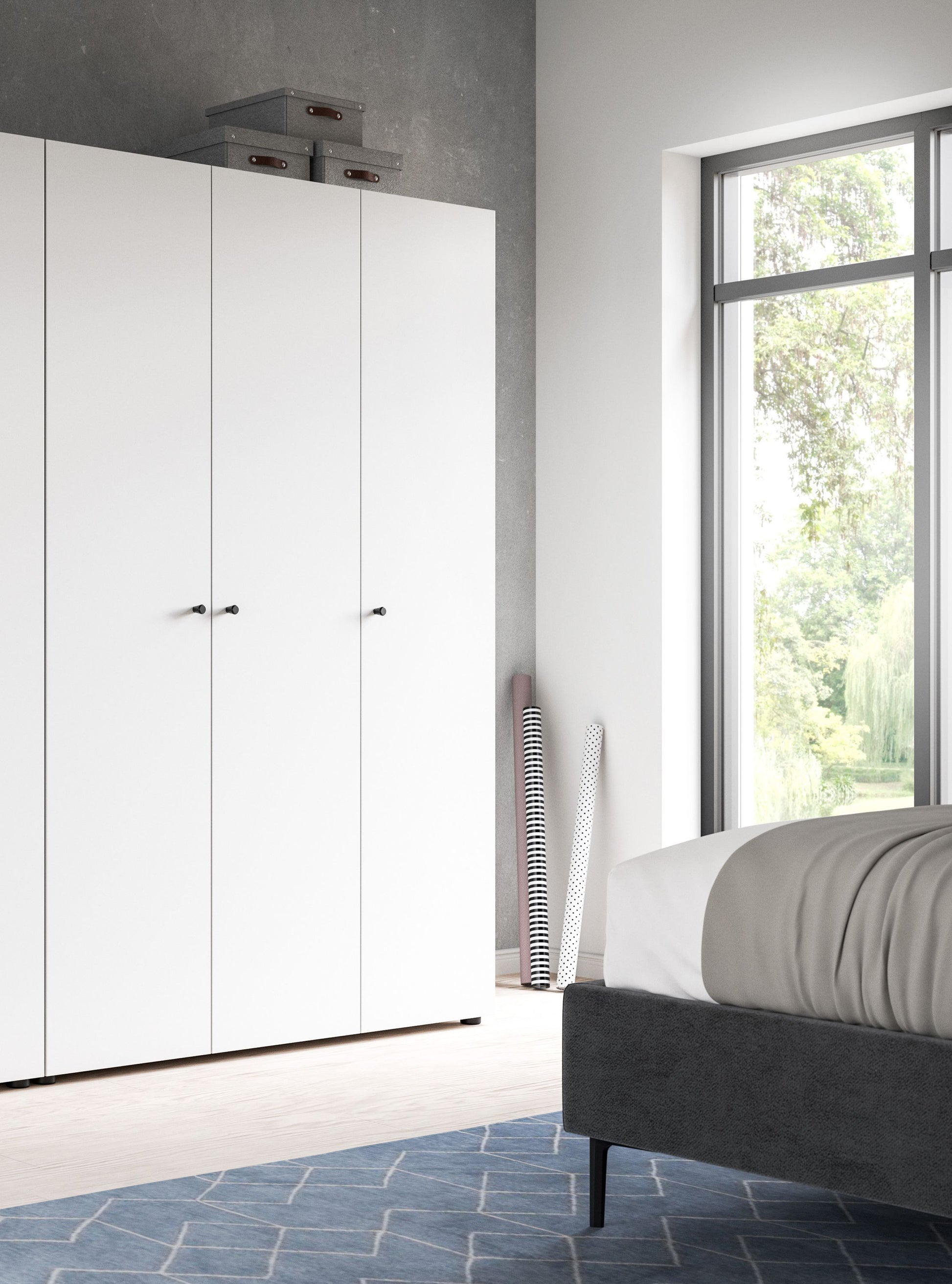Kleiderschrank mit weißem Korpus und drei Flügeltüren, dezente Griffmulden