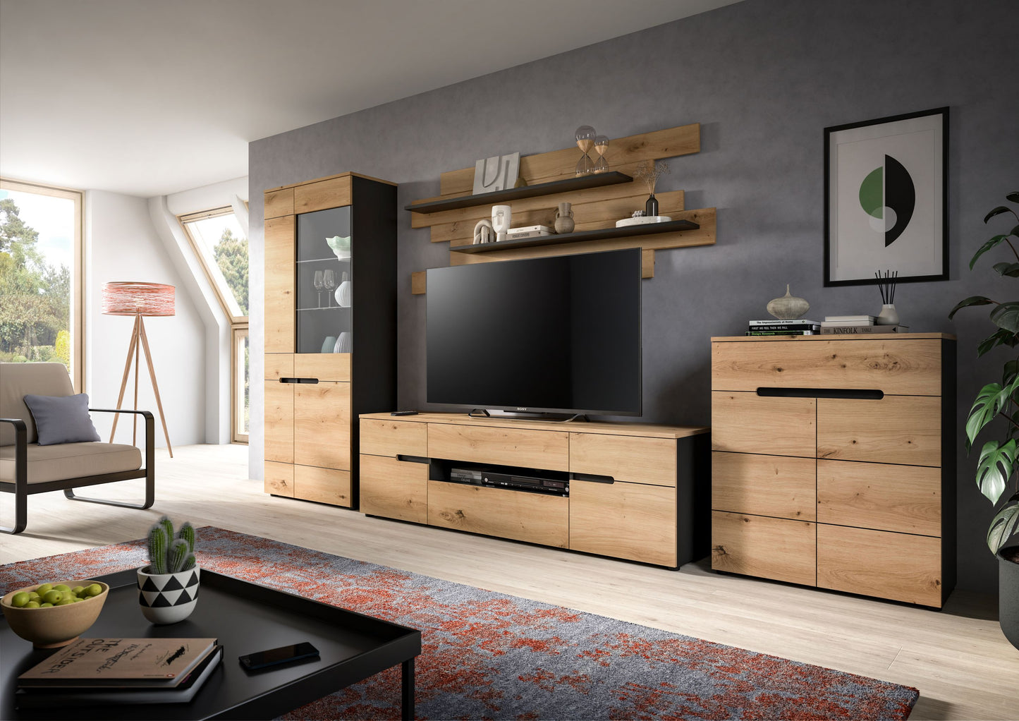 TV-Möbel/Lowboard aus hellem Holz mit schwarzen Akzenten, Schublade und Klappen