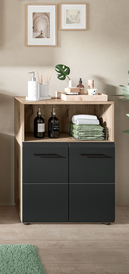 Badschrank mit Holzoptik oben, offener Ablage mit Pflegeprodukten, 2 graue Türen unten